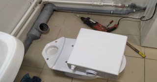 Установка напольного унитаза в Вязниках: монтаж под ключ от СантехДомВзн от 5109 рублей.